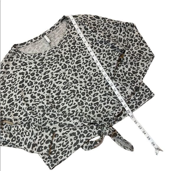 NWOT Z SUPPLY Grey Leopard Print Tie Bottom Henley Waffle Long Sleeve Top S - Picture 5 of 9